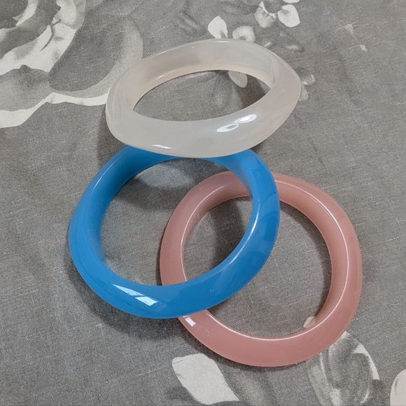 🌟 3/$20🌟 Plastic Bangle Bracelets - Picture 1 of 4